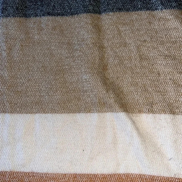 Old Navy oversized wrap around scarf with fringe - Picture 10 of 13